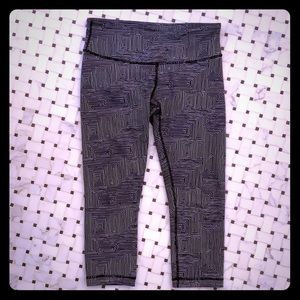 Lululemon cropped legging.